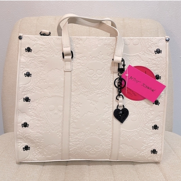 🔹️Betsey Johnson xomattie chalk embossed Skull  tote  removable Skull keychain - Picture 1 of 7